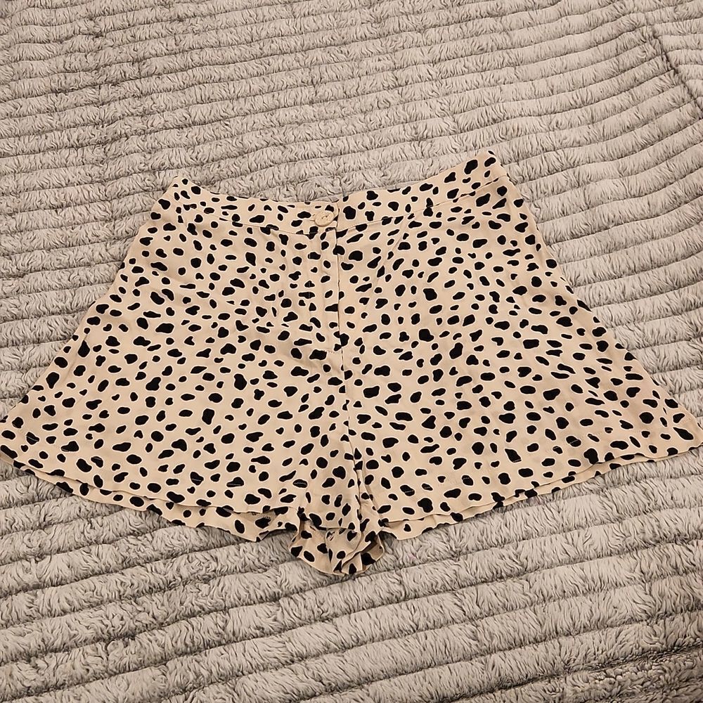 Cream and black Moon River leopard print shorts size L, new with tags!